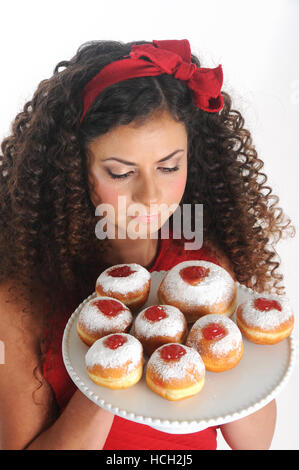 Donna con Chanukkà bomboloni Foto Stock