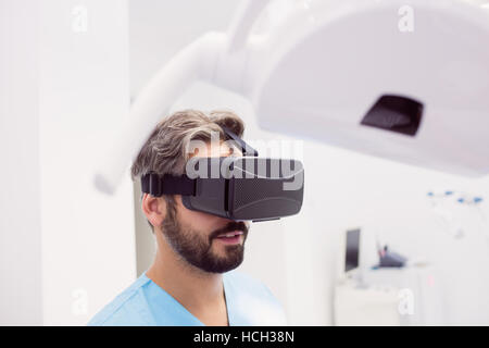 Dentista utilizzando la realtà virtuale auricolare Foto Stock