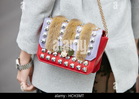 Donna con sacco Hibourama con prigionieri e pelliccia prima di Giorgio Armani fashion show, la Settimana della Moda Milanese street style il 23 settembre. Foto Stock