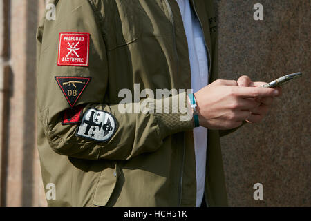 Uomo con Hermes braccialetto e bombardiere verde camicia prima di Giamba fashion show, la Settimana della Moda Milanese street style il 23 settembre. Foto Stock