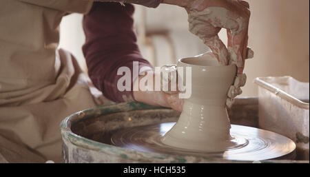 Potter maschio rendendo pot Foto Stock