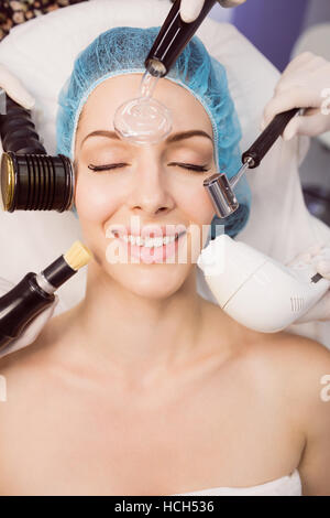Donna ricevere trattamento cosmetico Foto Stock