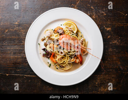 Piatti di pasta Spaghetti alle vongole, gamberi, cocktail a base di pesce sulla piastra bianca Foto Stock