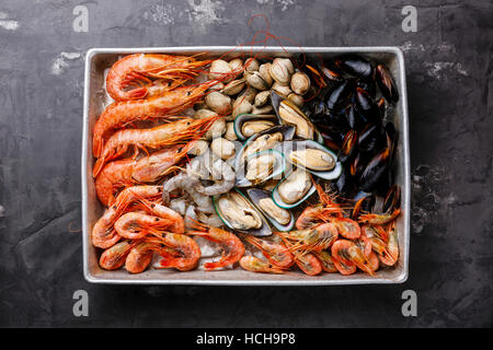 Crudo fresco cocktail di frutti di mare con cozze, vongole, vongole, gamberi e gamberetti Foto Stock