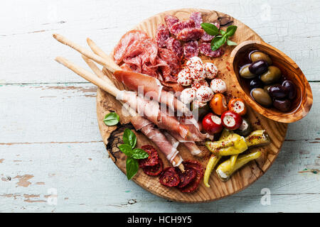 Antipasto piatto freddo piatto a base di carne con grissini su sfondo di legno Foto Stock