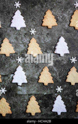 Albero di natale di biscotti di forma su sfondo scuro Foto Stock