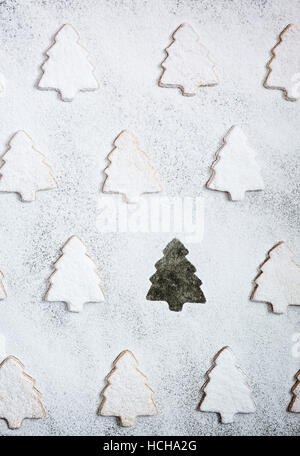 Albero di natale di biscotti a forma di zucchero a velo su sfondo bianco Foto Stock