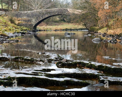 Stainforth Packhorse ponte sopra il fiume Ribble Stainforth Ribblesdale Yorkshire Dales Inghilterra Foto Stock