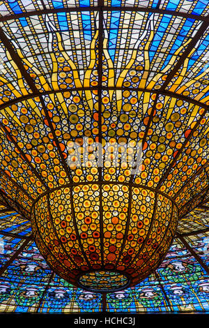 Il vetro macchiato lucernario, Palau de la Musica Catalana o Palazzo della Musica Catalana di Barcellona, in Catalogna, Spagna Foto Stock