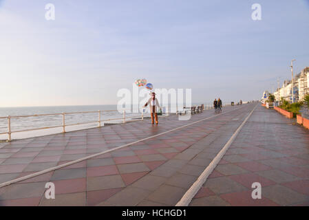 St Michael's ospizio di carità lavoratore vestito come Rudolph la renna, Hastings fronte mare, Regno Unito Foto Stock