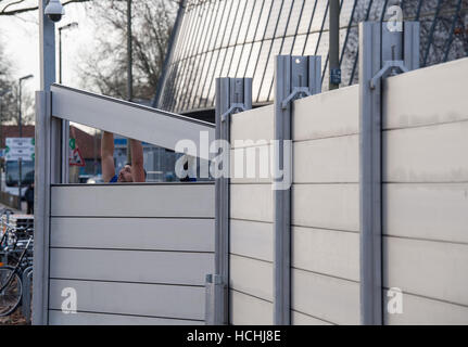 Bremen, Germania. 08 Dic, 2016. Lavoratori edili assemblare il nuovo proiettore mobile barriera di protezione durante una dimostrazione al di fuori lo stadio Weser di Brema, Germania, 08 dicembre 2016. La parete è progettato per potenziare una seconda parete permanente intorno al soccer stadium in caso di allagamenti. Foto: Ingo Wagner/dpa/Alamy Live News Foto Stock