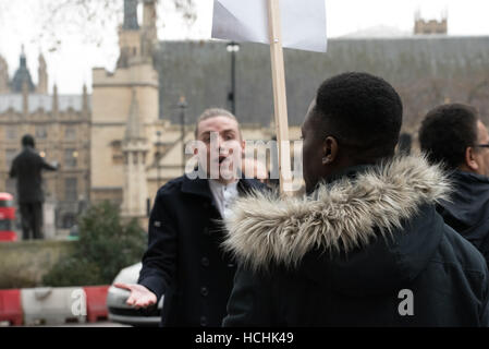 Londra, Regno Unito. 8 dicembre 2016, a manifestanti contrari al di fuori della Corte suprema alla fine dell'udienza in tribunale Credito: Ian Davidson/Alamy Live News Foto Stock