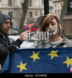 Londra, Regno Unito. 8 dicembre 2016, di un manifestante al di fuori della Corte suprema alla fine dell'udienza in tribunale Credito: Ian Davidson/Alamy Live News Foto Stock