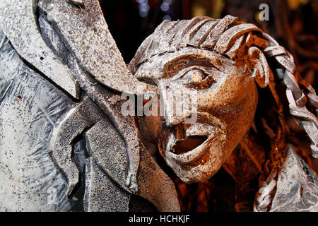 Chester, Regno Unito. 8 dicembre, 2016. Mid-Winter Watch Parade, Chester è del XV secolo la tradizione di "Impostazione dell'orologio". Karamba Samba un 'fantasma band" ha portato una divertente parata di scheletri, angeli e demoni come hanno celebrato il solstizio d'inverno. Questo evento con ballerini, incendio respirazione e combattimenti con la spada, risale al Quattrocento, dove la città leader dovrebbe consegnare le chiavi di Chester alla City Watch - primi forza di polizia. Credito: Cernan Elias/Alamy Live News Foto Stock