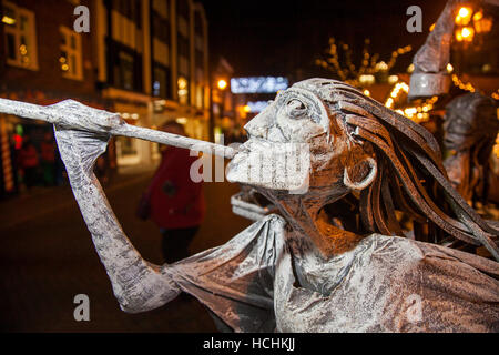 Chester, Regno Unito. 8 dicembre, 2016. Mid-Winter Watch Parade, Chester è del XV secolo la tradizione di "Impostazione dell'orologio". Karamba Samba un 'fantasma band" ha portato una divertente parata di scheletri, angeli e demoni come hanno celebrato il solstizio d'inverno. Questo evento con ballerini, incendio respirazione e combattimenti con la spada, risale al Quattrocento, dove la città leader dovrebbe consegnare le chiavi di Chester alla City Watch - primi forza di polizia. Credito: Cernan Elias/Alamy Live News Foto Stock