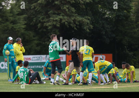 SÃO PAULO, SP - 08.12.2016: TREINO DO PALMEIRAS - nella foto il giocatore Gabriel Gesù che è stato venduto a Manchester City si lasciano dei suoi compagni alla fine del training il giovedì (08) presso l'Accademia del calcio in Barra Funda in São Paulo (SP). (Foto: Jales Valquer/Fotoarena) Foto Stock