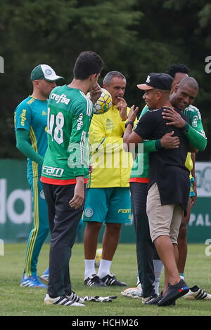 SÃO PAULO, SP - 08.12.2016: TREINO DO PALMEIRAS - nella foto il giocatore Gabriel Gesù che è stato venduto a Manchester City si lasciano dei suoi compagni alla fine del training il giovedì (08) presso l'Accademia del calcio in Barra Funda in São Paulo (SP). (Foto: Jales Valquer/Fotoarena) Foto Stock