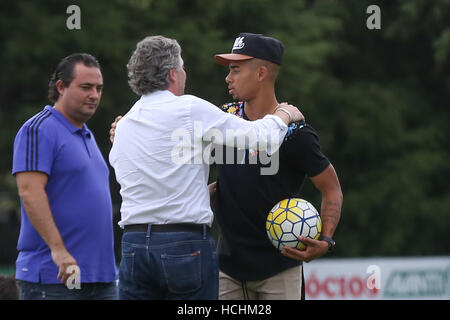 SÃO PAULO, SP - 08.12.2016: TREINO DO PALMEIRAS - nella foto il giocatore Gabriel Gesù che è stato venduto a Manchester City si lasciano dei suoi compagni alla fine del training il giovedì (08) presso l'Accademia del calcio in Barra Funda in São Paulo (SP). (Foto: Jales Valquer/Fotoarena) Foto Stock