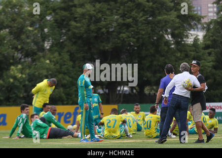 SÃO PAULO, SP - 08.12.2016: TREINO DO PALMEIRAS - nella foto il giocatore Gabriel Gesù che è stato venduto a Manchester City si lasciano dei suoi compagni alla fine del training il giovedì (08) presso l'Accademia del calcio in Barra Funda in São Paulo (SP). (Foto: Jales Valquer/Fotoarena) Foto Stock