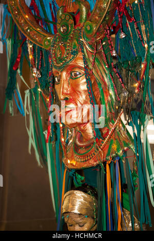 Chester, Regno Unito 8 dicembre, 2016. Cartapesta, o cartapesta, caratteri, volti e figure a Mid-Winter Watch Parade, Chester è del XV secolo la tradizione di "Impostazione dell'orologio". Karamba Samba un 'fantasma band" ha portato una divertente parata di scheletri, angeli e demoni come hanno celebrato il solstizio d'inverno. Questo evento con ballerini, incendio respirazione e combattimenti con la spada, risale al Quattrocento, dove la città leader dovrebbe consegnare le chiavi di Chester alla City Watch. Foto Stock