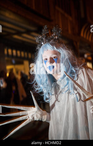 Chester, Regno Unito 8 dicembre, 2016. Mid-Winter Watch Parade, Chester è del XV secolo la tradizione di "Impostazione dell'orologio". Karamba Samba un 'fantasma band" ha portato una divertente parata di scheletri, angeli e demoni come hanno celebrato il solstizio d'inverno. Questo evento con ballerini, incendio respirazione e combattimenti con la spada, risale al Quattrocento, dove la città leader dovrebbe consegnare le chiavi di Chester alla City Watch. Foto Stock