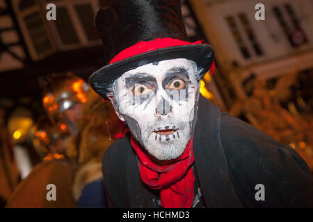 Chester, Regno Unito 8 dicembre, 2016. Mid-Winter Watch Parade, Chester è del XV secolo la tradizione di "Impostazione dell'orologio". Karamba Samba un 'fantasma band" ha portato una divertente parata di scheletri, angeli e demoni come hanno celebrato il solstizio d'inverno. Questo evento con ballerini, incendio respirazione e combattimenti con la spada, risale al Quattrocento, dove la città leader dovrebbe consegnare le chiavi di Chester alla City Watch. Foto Stock