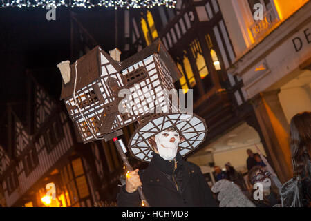 Chester, Regno Unito 8 dicembre, 2016. Cartapesta, o cartapesta, caratteri, volti e figure a Mid-Winter Watch Parade, Chester è del XV secolo la tradizione di "Impostazione dell'orologio". Karamba Samba un 'fantasma band" ha portato una divertente parata di scheletri, angeli e demoni come hanno celebrato il solstizio d'inverno. Questo evento con ballerini, incendio respirazione e combattimenti con la spada, risale al Quattrocento, dove la città leader dovrebbe consegnare le chiavi di Chester alla City Watch. Foto Stock