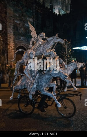 Chester, Inghilterra. 8 dicembre 2016. Piloti del cavallino galleggiante in Chester parata natalizia. Il corteo è una ricreazione di Chester per l'inverno guarda il corteo che si è tenuto in occasione del Natale nel 1400. Credito: Fotan/Alamy Live News Foto Stock