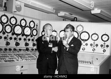 Il dottor Wernher von Braun, destra, mutandine astronauta John Glenn, sinistra, nella sala di controllo del veicolo nella sezione Test, Quality Assurance Division, Marshall Space Flight Center (MSFC) di Huntsville, Alabama, Novembre 28, 1962.Credit: la NASA via CNP /MediaPunch Foto Stock