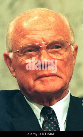 Stati Uniti il senatore John H. Glenn, Jr. (Democratico di Ohio) classifica è la minoranza membro del Senato gli affari governativi Comitato che sta indagando su presunti abusi nel finanziamento della campagna nel 1996, fotografato a Washington il 8 luglio 1997. Glenn servita nei Marines per 22 anni ed è anche il primo americano in orbita attorno alla terra. Egli ha anche servito come il presidente del Comitato a partire dal 1986 fino al 1994. È stato coinvolto nel "Keating 5' scandalo ed è stato trovato colpevole di scarsa sentenza. Glenn non cercherà la rielezione in 1998. Egli ha in seguito è stato assegnato come Payload Specialist su STS95 missi Foto Stock