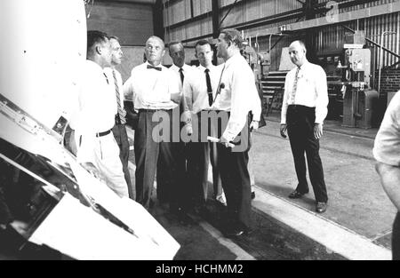 Cinque dei sette astronauti originale sono visti con il Dottor Wernher von Braun di ispezionare la Mercury-Redstone hardware del laboratorio di fabbricazione di esercito di missile balistico agenzia (ABMA) di Huntsville, Alabama nel 1959. Da sinistra a destra: astronauti Walter Schirra, Alan Shepard, John Glenn, Scott Carpenter, Gordon Cooper, e il dottor von Braun.Credit: la NASA via CNP /MediaPunch Foto Stock