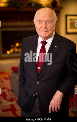 Ex Stati Uniti il senatore John H. Glenn, Jr. (Democratico di Ohio) pone per un ritratto poco dopo facendo vivere le interviste televisive dall'Ohio State University Union building il lunedì, 20 febbraio 2012, in Columbus, Ohio. Oggi ricorre il cinquantesimo anniversario del suo volo storico. Glenn è stato il primo americano in orbita terrestre. Credito: Bill Ingalls/NASA via CNP /MediaPunch Foto Stock