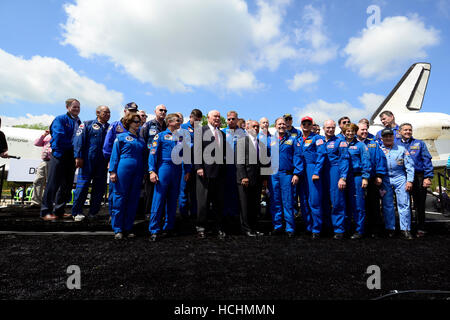 Foto di gruppo con ex Stati Uniti il senatore John H. Glenn (Democratico di Ohio), e il primo americano in orbita attorno alla terra; e amministratore della NASA Charles F. Bolden, Jr. e scoperta ex comandanti di missione e gli specialisti di missione dopo la cerimonia in cui la navetta spaziale Discovery è stato firmato sopra per sostituire lo Space Shuttle Enterprise a Chantilly, Virginia in attesa dell'arrivo del giovedì, 19 aprile 2012. Entrambi Glenn e Bolden volato nello spazio a bordo della scoperta. Credito: Ron Sachs/CNP.(restrizione: NO New York o New Jersey quotidiani o giornali entro un miglio 75 radiu Foto Stock