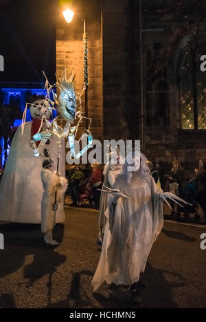 Chester, Inghilterra. 8 dicembre 2016. Neve e ghiaccio creature in Chester parata natalizia. Il corteo è una ricreazione di Chester per l'inverno guarda il corteo che si è tenuto in occasione del Natale nel 1400. Credito: Fotan/Alamy Live News Foto Stock