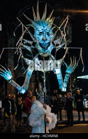 Chester, Inghilterra. 8 dicembre 2016. Jack Frost in Chester parata natalizia. Il corteo è una ricreazione di Chester per l'inverno guarda il corteo che si è tenuto in occasione del Natale nel 1400. Credito: Fotan/Alamy Live News Foto Stock