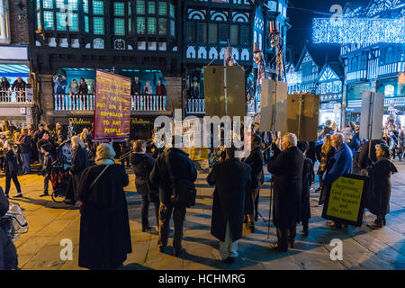 Chester, Inghilterra. 8 dicembre 2016. La protesta cristiana come Chester parata natalizia raggiunge la città croce. Il corteo è una ricreazione di Chester per l'inverno guarda il corteo che si è tenuto in occasione del Natale nel 1400. Credito: Fotan/Alamy Live News Foto Stock