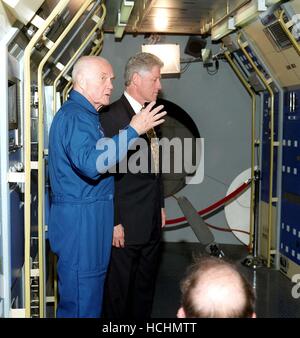 Il Presidente degli Stati Uniti Bill Clinton è raffigurato all'interno del Spacelab mock up durante un tour organizzato da U.S. Il senatore John H. Glenn (Democratico di Ohio), attualmente in formazione come una navetta spaziale membro di equipaggio presso il Johnson Space Center (JSC).Credit: la NASA via CNP /MediaPunch Foto Stock