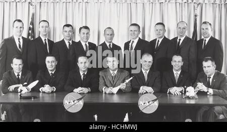 7 originali astronauti posano per una foto di gruppo con il secondo gruppo di astronauti a Washington il 1 marzo 1963. Fila anteriore insediato sono 7 originali astronauti, da sinistra a destra: L. Gordon Cooper, Jr., Virgil Grissom I., M. Scott Carpenter, Walter M. Schirra, Jr., John H. Glenn, Jr., Alan B.Shepard Jr., e Donald K. Slayton tutti selezionati nel 1959. La bancata posteriore in piedi sono il secondo gruppo di astronauti, da sinistra a destra: Edward H. White, II, James McDivitt A., John W. Young, Elliott M. vedere, Jr., Charles Conrad, Jr., Frank Borman, Neil A. Armstrong, P. Thomas Stafford e James A. Lovell, Foto Stock