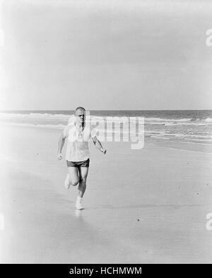 Astronauta John H. Glenn Jr., pilota della Mercury-Atlas 6 missione, partecipa a un rigoroso programma di allenamento fisico, come egli esemplifica da frequenti in esecuzione. Foto scattata nel 1962.Credit: la NASA via CNP /MediaPunch Foto Stock