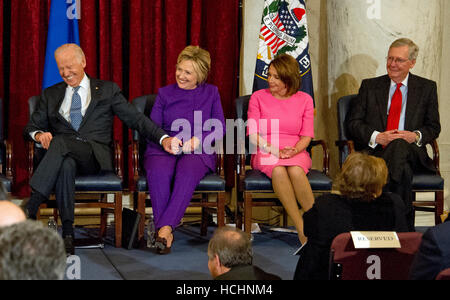 Washington DC, Stati Uniti d'America. L'8 dicembre, 2016. Da sinistra a destra: il Vicepresidente degli Stati Uniti Joe Biden, ex Segretario di Stato Usa Hillary Clinton, US House Leader della minoranza Nancy Pelosi (Democratico della California) e noi il leader della maggioranza del Senato Mitch McConnell (Repubblicano del Kentucky) reagiscono durante la cerimonia in cui il ritratto ufficiale del Senato americano leader della minoranza Harry Reid (Democratico del Nevada) viene ad essere svelato in Caucus Kennedy camera sul Campidoglio di Washington, DC il giovedì, 8 dicembre 2016. Credito: MediaPunch Inc/Alamy Live News Foto Stock