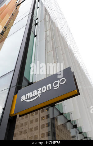 Seattle, Washington DC, Stati Uniti d'America. 8 dicembre, 2016. Amazon Go è aperta ai dipendenti in Amazzonia urbani del Campus. Attualmente nella sua versione Beta del programma, l'high tech convenience store sarà aperto al pubblico nei primi mesi del 2017. Credito: Paolo Gordon/Alamy Live News Foto Stock