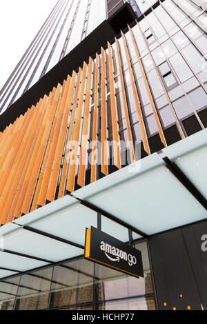 Seattle, Washington DC, Stati Uniti d'America. 8 dicembre, 2016. Amazon Go è aperta ai dipendenti in Amazzonia urbani del Campus. Attualmente nella sua versione Beta del programma, l'high tech convenience store sarà aperto al pubblico nei primi mesi del 2017. Credito: Paolo Gordon/Alamy Live News Foto Stock