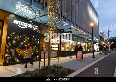 Seattle, Washington DC, Stati Uniti d'America. 8 dicembre, 2016. Amazon Go è aperta ai dipendenti in Amazzonia urbani del Campus. Attualmente nella sua versione Beta del programma, l'high tech convenience store sarà aperto al pubblico nei primi mesi del 2017. Credito: Paolo Gordon/Alamy Live News Foto Stock