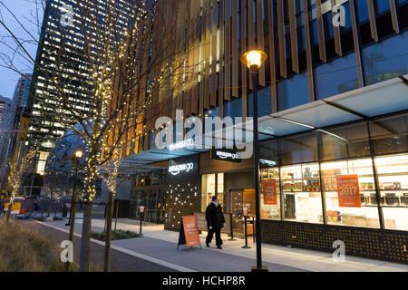 Seattle, Washington DC, Stati Uniti d'America. 8 dicembre, 2016. Amazon Go è aperta ai dipendenti in Amazzonia urbani del Campus. Attualmente nella sua versione Beta del programma, l'high tech convenience store sarà aperto al pubblico nei primi mesi del 2017. Credito: Paolo Gordon/Alamy Live News Foto Stock