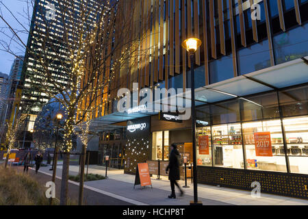 Seattle, Washington DC, Stati Uniti d'America. 8 dicembre, 2016. Amazon Go è aperta ai dipendenti in Amazzonia urbani del Campus. Attualmente nella sua versione Beta del programma, l'high tech convenience store sarà aperto al pubblico nei primi mesi del 2017. Credito: Paolo Gordon/Alamy Live News Foto Stock