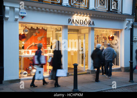 Negozi di gioielli Pandora a Chester, Cheshire, Regno Unito. Shopping natalizio in pieno svolgimento nel costoso settore al dettaglio del centro della città. L'apertura a tarda notte e una sfilata di festival a metà inverno garantiscono una frenesia di acquisto quasi straordinaria. Foto Stock