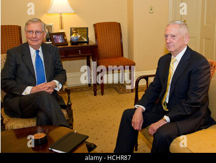 Washington DC, Stati Uniti d'America. Il 7 dicembre, 2016. Stati Uniti Il leader della maggioranza del Senato Mitch McConnell (Repubblicano del Kentucky), sinistra, incontra pensionati US Marine Corps Generale James N. 'Mannuncio Dog' Mattis, noi presidente-eletto Trump's selezione per essere il Segretario alla difesa degli Stati Uniti, a destra nel suo ufficio il Campidoglio di Washington il Mercoledì, 7 dicembre 2016. © dpa picture alliance/Alamy Live News Foto Stock