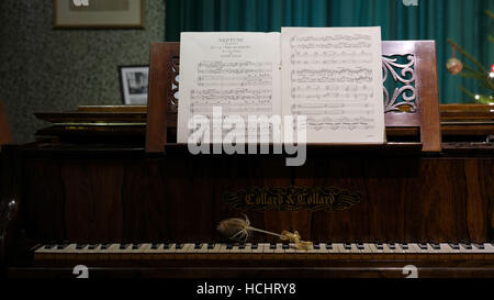 Cheltenham, Gloucestershire, UK. L'8 dicembre, 2016. Holt riapre il museo dopo il restauro a seguito di una inondazione. La casa e il luogo di nascita del compositore Gustav Holst. Il museo è un memoriale al Holst, uno di Inghilterra del più rispettati compositori, meglio conosciuto per il suo lavoro i pianeti. Essa è solo una delle due città natale del compositore musei nel paese.La casa è stata costruita nel 1832 ed è tipico di molti piccoli Regency case a schiera costruito a Cheltenham in quel momento. Gustav Holst qui nacque il 21 settembre 1874 e visse qui fino al 1882, poco dopo la sua madre è morta. Credito: Gavin Crilly/Alamy vivere nuove Foto Stock