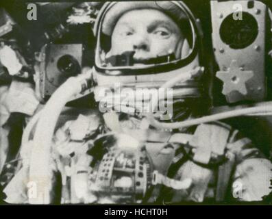 Astronauta John Glenn fotografato nello spazio il 20 febbraio 1962 in una sequenza automatica di immagini in movimento della fotocamera durante il suo volo su " Amicizia 7.' Glenn era in uno stato di assenza di peso che viaggia a 17.500 mph come queste foto sono state scattate.Credit: la NASA via CNP - nessun filo SERVICE - Foto: La NASA/consolidato Notizie Foto/NASA via CNP Foto Stock