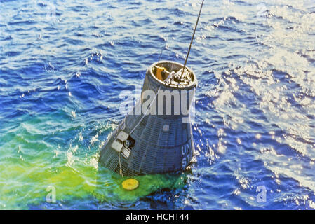 Il Mercury-Atlas 6 " Amicizia 7' lander è recuperato dall'Oceano Atlantico in seguito astronauta John H. Glenn Jr. di tre-orbita missione spaziale il 20 febbraio 1962. In questa vista, la capsula è ancora in acqua, con il recupero il cavo collegato ad esso.Credit: la NASA via CNP - nessun filo SERVICE - Foto: La NASA/consolidato Notizie Foto/NASA via CNP Foto Stock